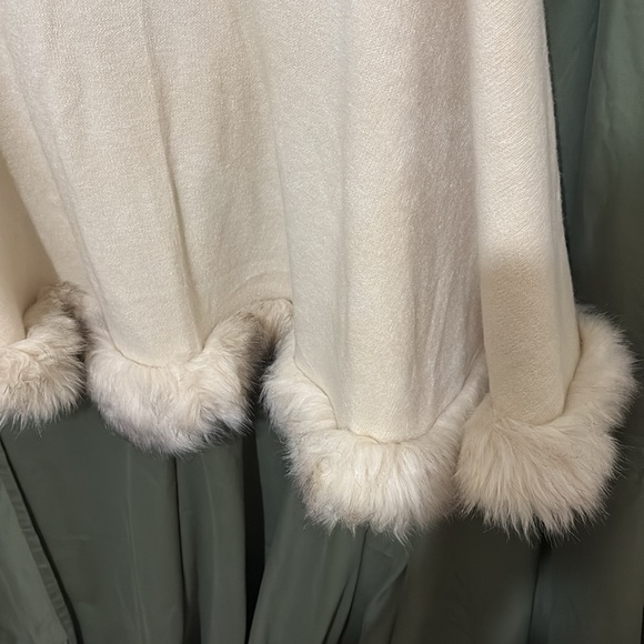 This & That fur trimmed cape - Picture 5 of 10